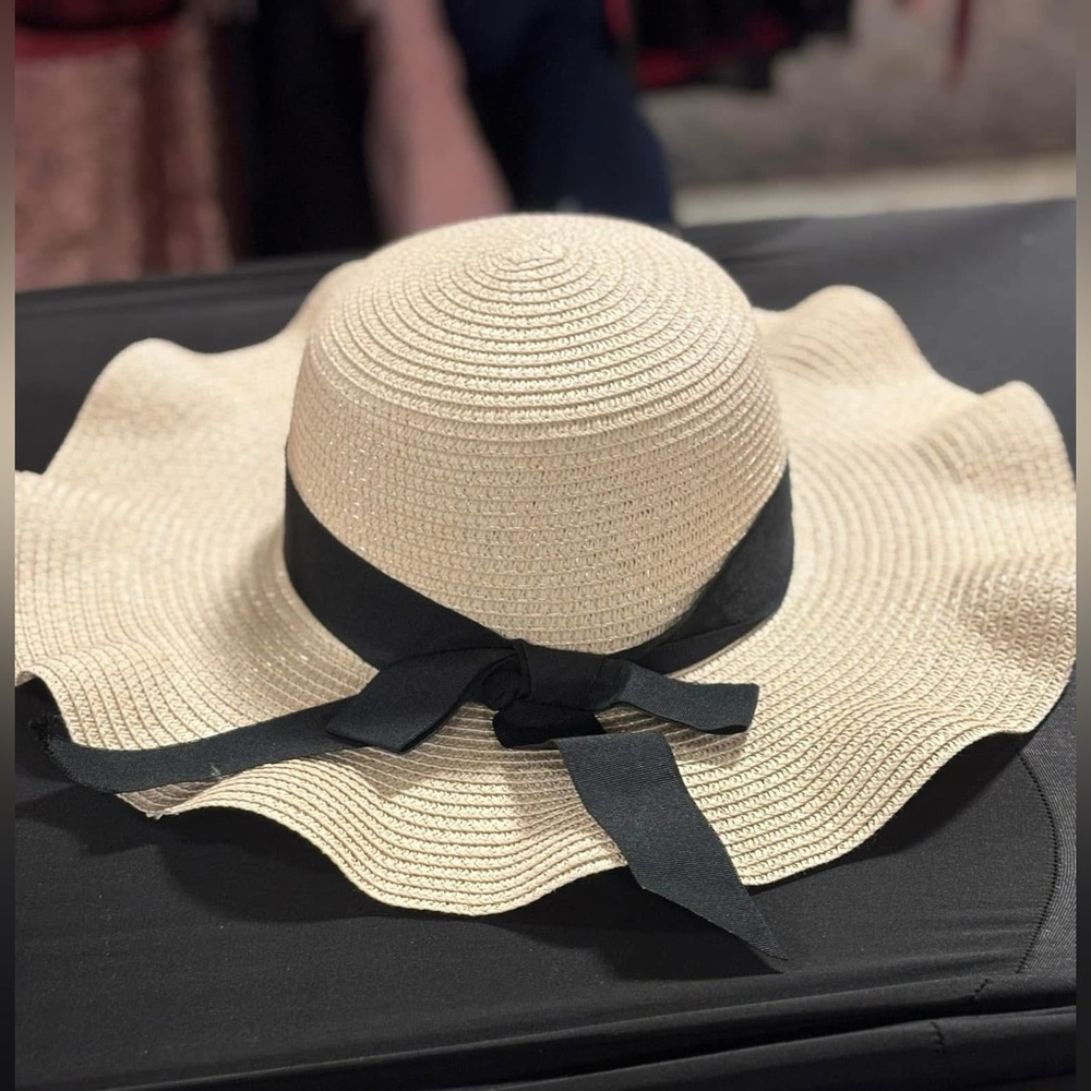 Elegant Black and Cream Sun Hat